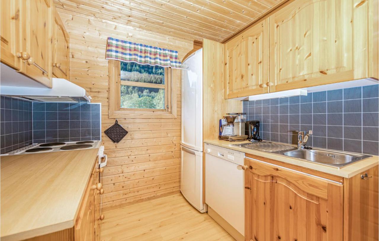 Cozy Home In Fjaerland With House A Mountain View Bagian luar foto