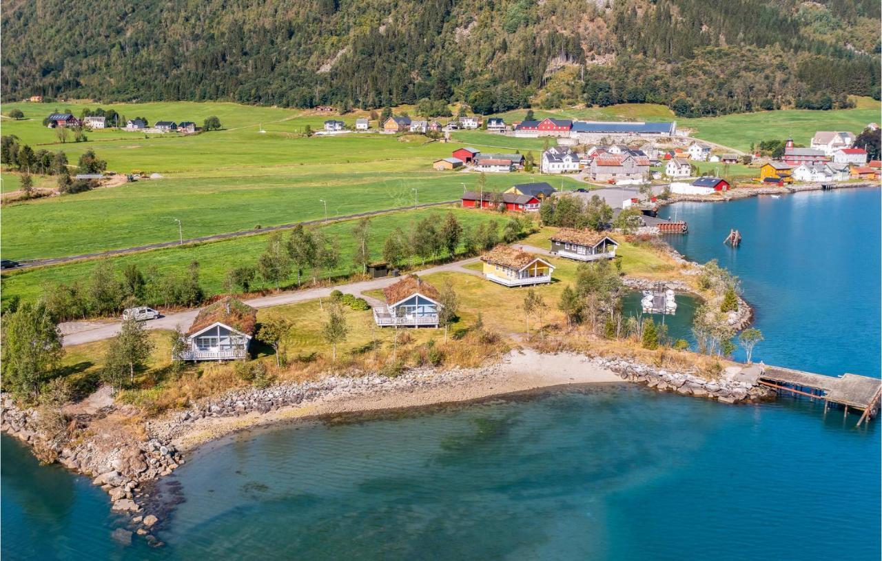 Cozy Home In Fjaerland With House A Mountain View Bagian luar foto