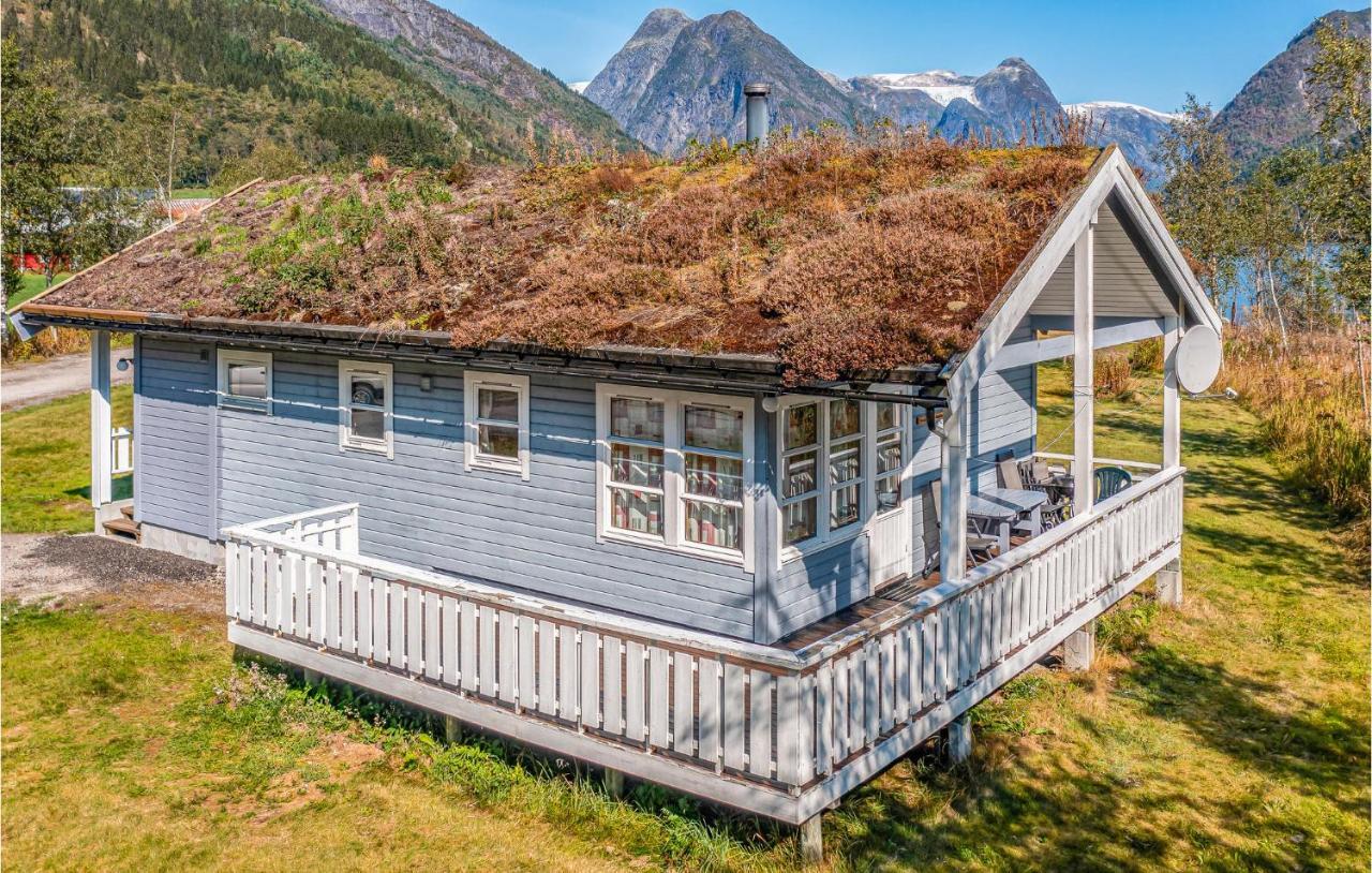 Cozy Home In Fjaerland With House A Mountain View Bagian luar foto