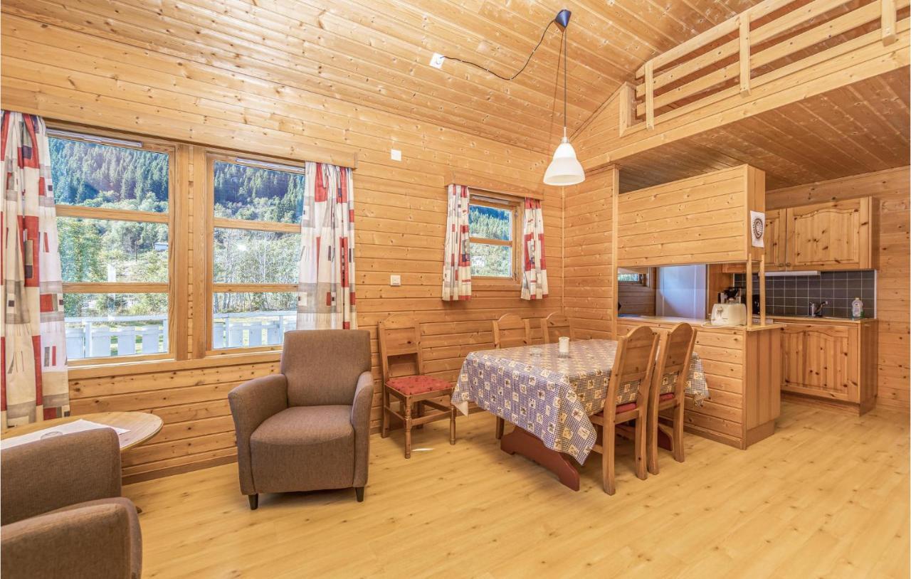 Cozy Home In Fjaerland With House A Mountain View Bagian luar foto