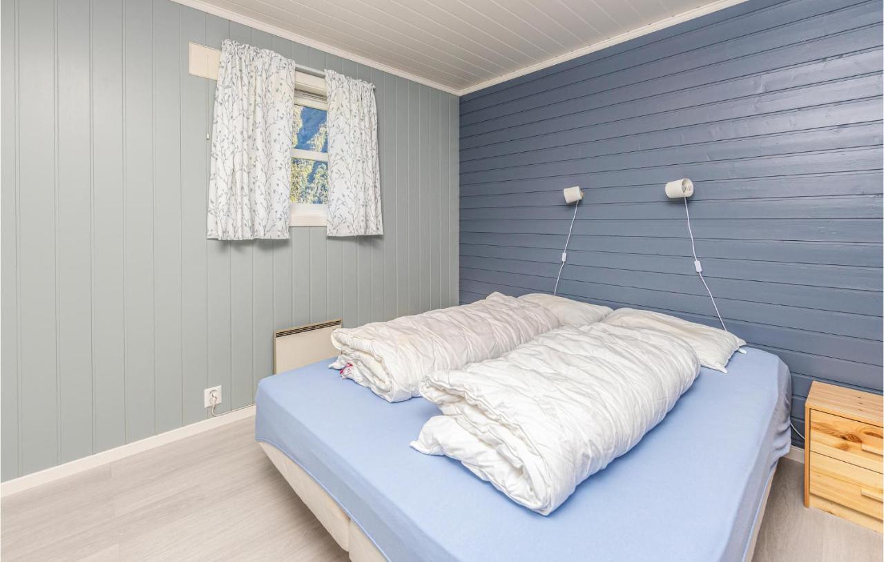 Cozy Home In Fjaerland With House A Mountain View Bagian luar foto