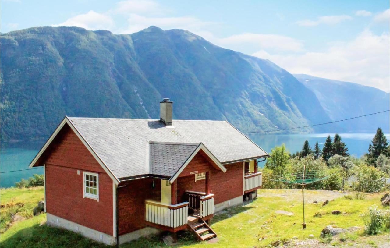 Cozy Home In Fjaerland With House A Mountain View Bagian luar foto