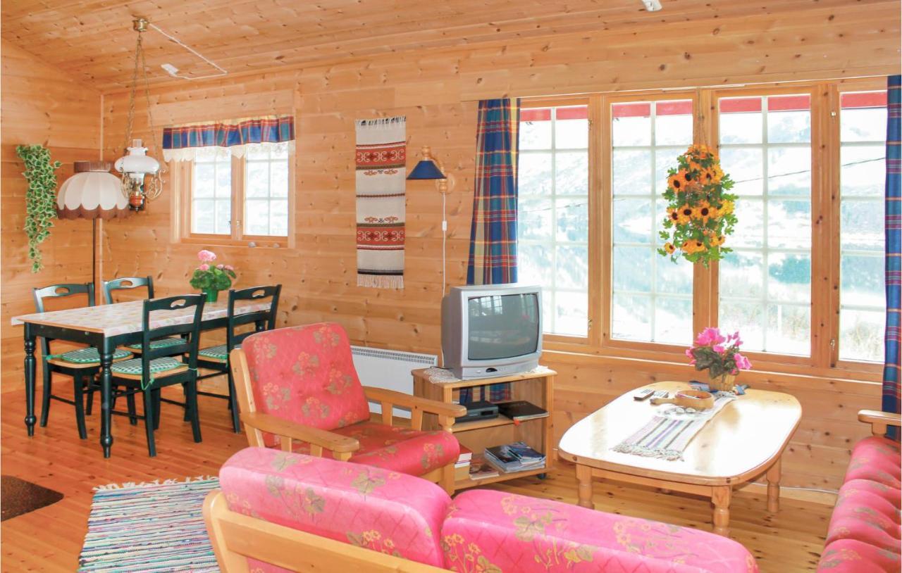 Cozy Home In Fjaerland With House A Mountain View Bagian luar foto