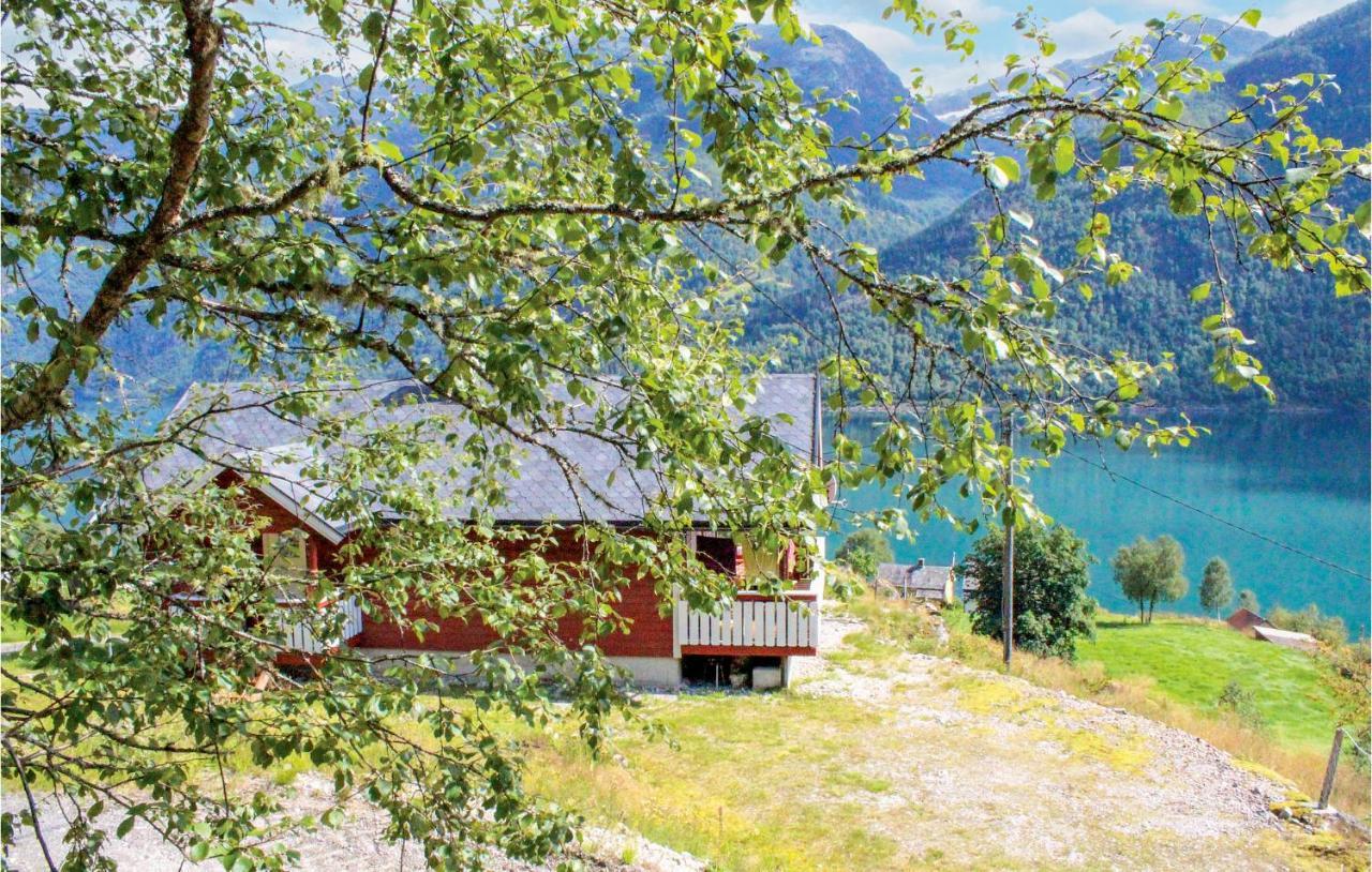 Cozy Home In Fjaerland With House A Mountain View Bagian luar foto