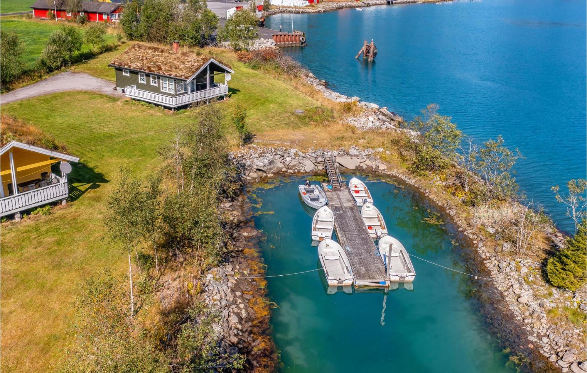 Cozy Home In Fjaerland With House A Mountain View Bagian luar foto