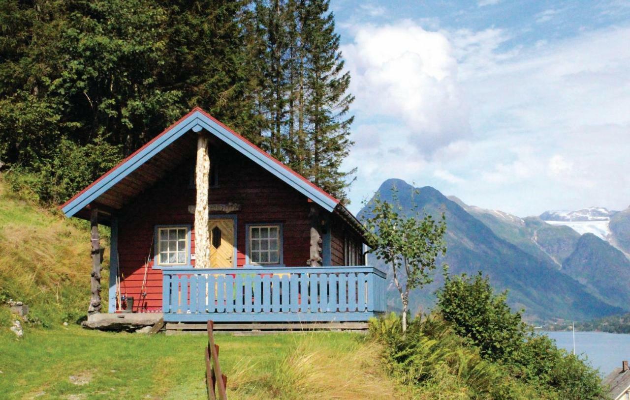 Cozy Home In Fjaerland With House A Mountain View Bagian luar foto